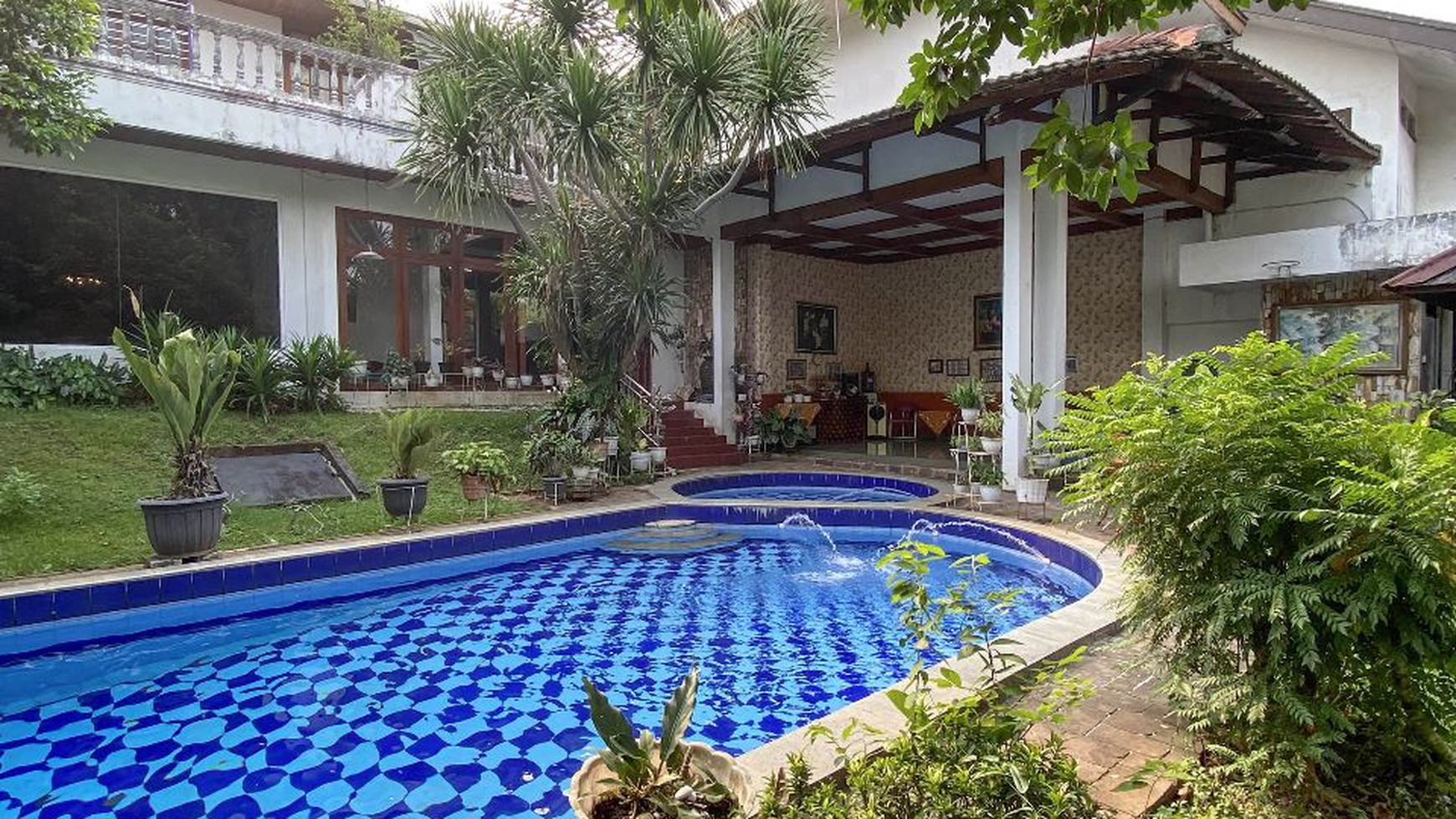 Rumah Mewah Ada Kolam Renang Pribadi Dan Taman Cantik Di Cirendeu