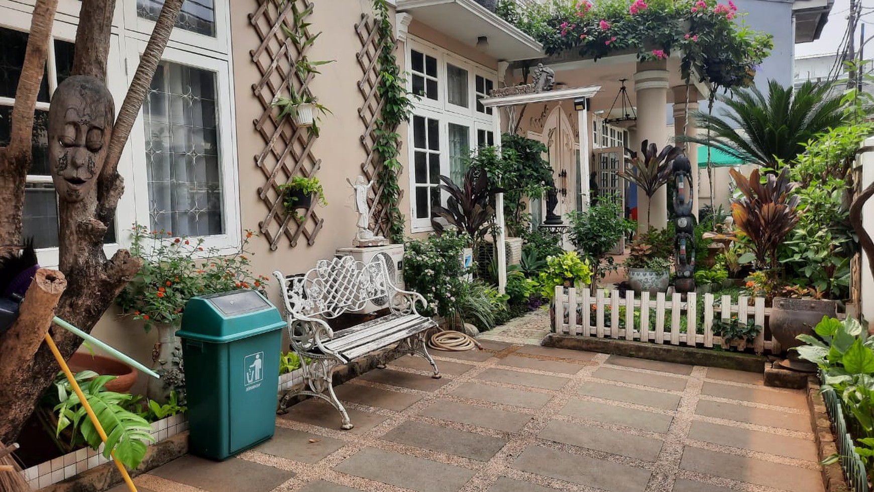 Rumah cantik dalam Komplek yang tenang,  siap huni di Mampang Parapatan, Jakarta Selatan 