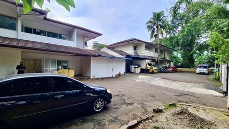 Rumah dan halaman besar dijual harga tanah di daerah Kemang