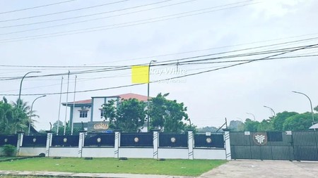 Komplek Kantor di Pinggir Jalan Raya Metro Timur