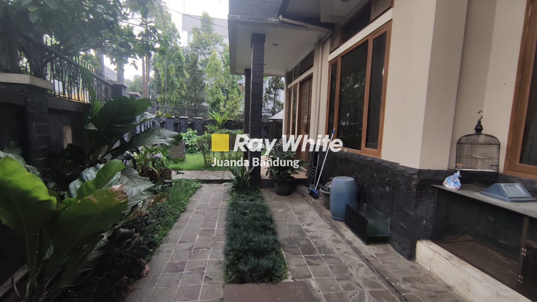 Rumah Lux Bagus Furnished 3 Lantai di Turangga, Buah Batu, Bandung  