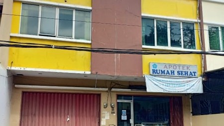 Ruko depan jalan raya di Kelapa Gading, Jakarta Utara