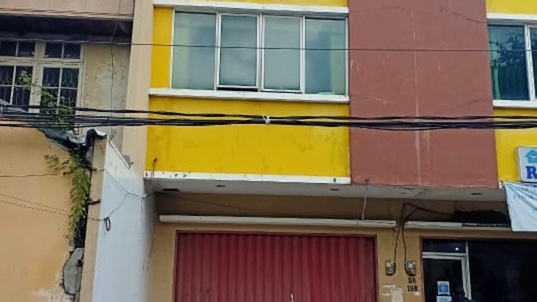 Ruko depan jalan raya di Kelapa Gading, Jakarta Utara