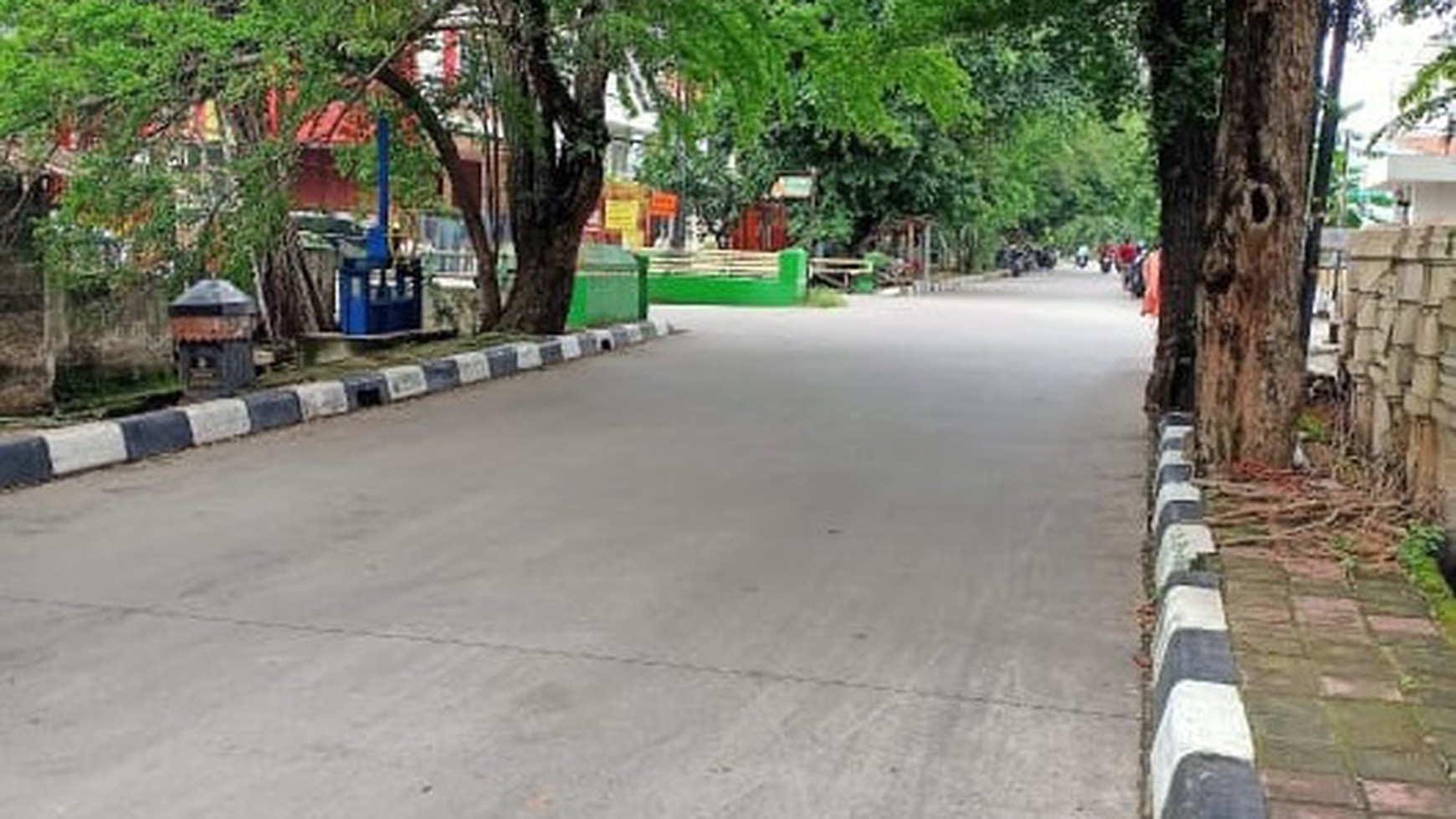 Ruko depan jalan raya di Kelapa Gading, Jakarta Utara