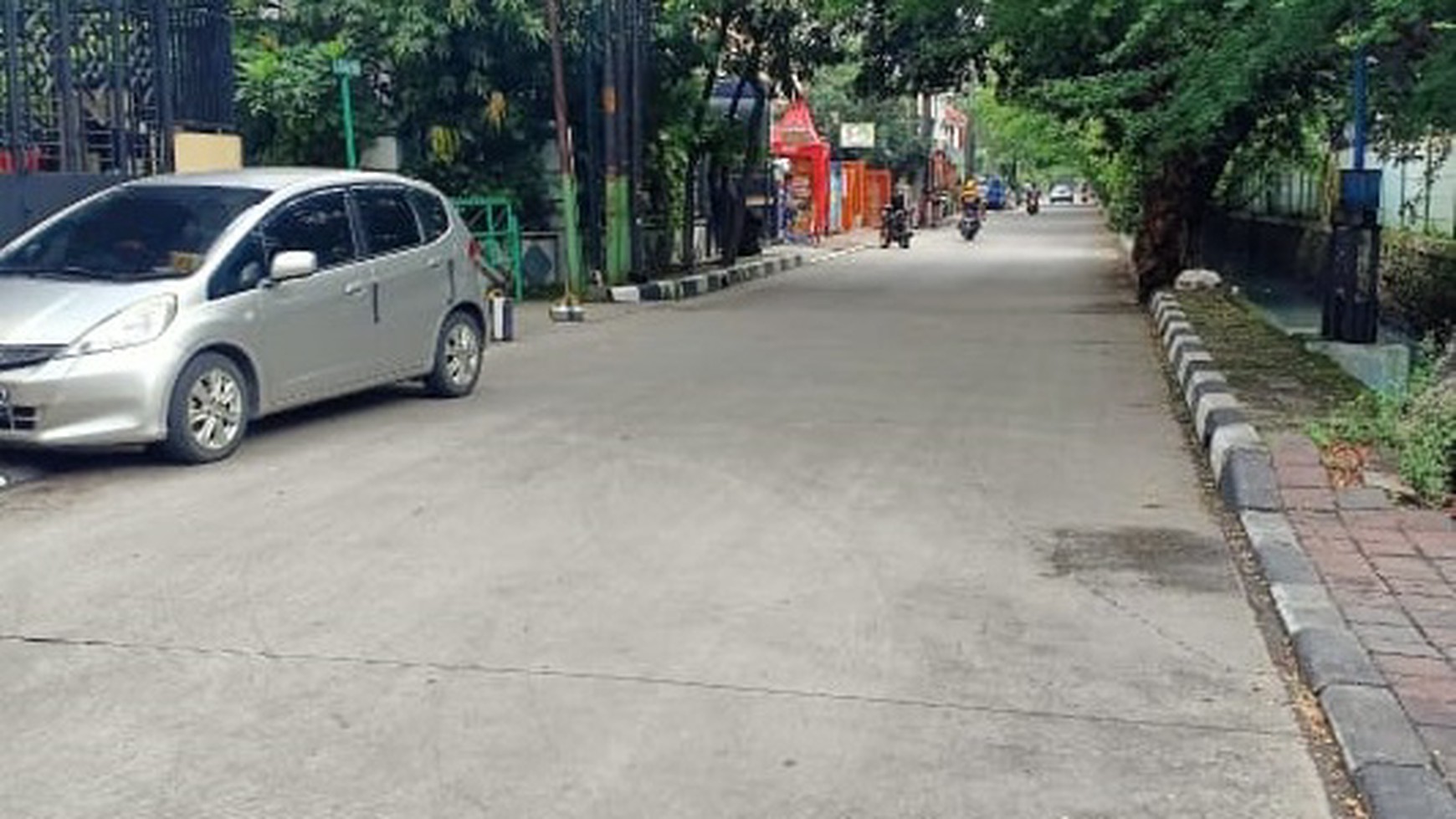 Ruko depan jalan raya di Kelapa Gading, Jakarta Utara