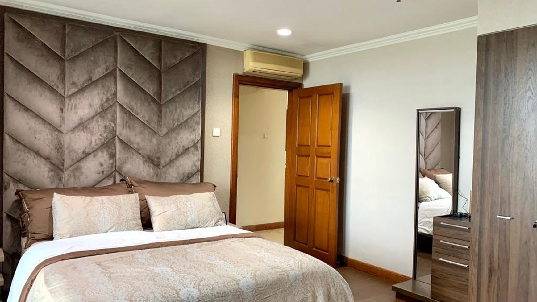 Dijual / Disewakan Apartemen Graha Famili  3 +1 Bedroom Full Furnished Surabaya Barat Dekat Pakuwon Mall, PTC, Supermall 