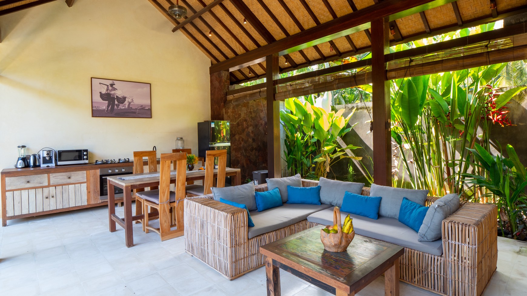 Cosy beachside villa for sale 45 min to Lovina