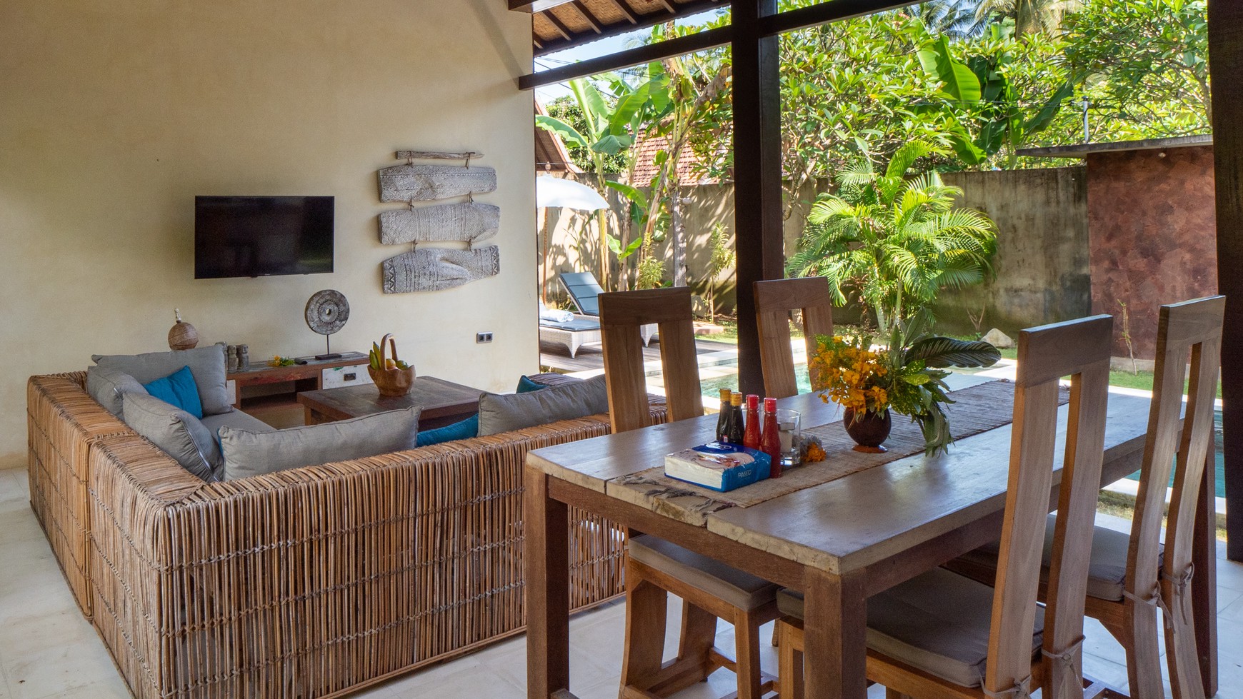 Cosy beachside villa for sale 45 min to Lovina