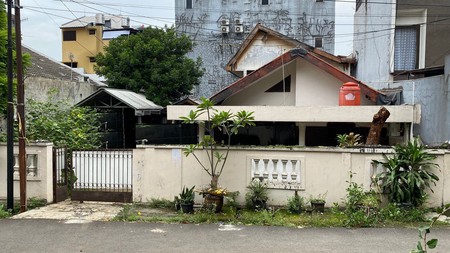 Dijual rumah hanya hitung tanahnya saja. Lokasi strategis di sekitar Pondok Indah, Jakarta Selatan