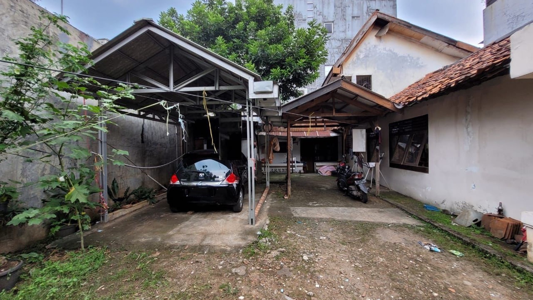 Dijual rumah hanya hitung tanahnya saja. Lokasi strategis di sekitar Pondok Indah, Jakarta Selatan