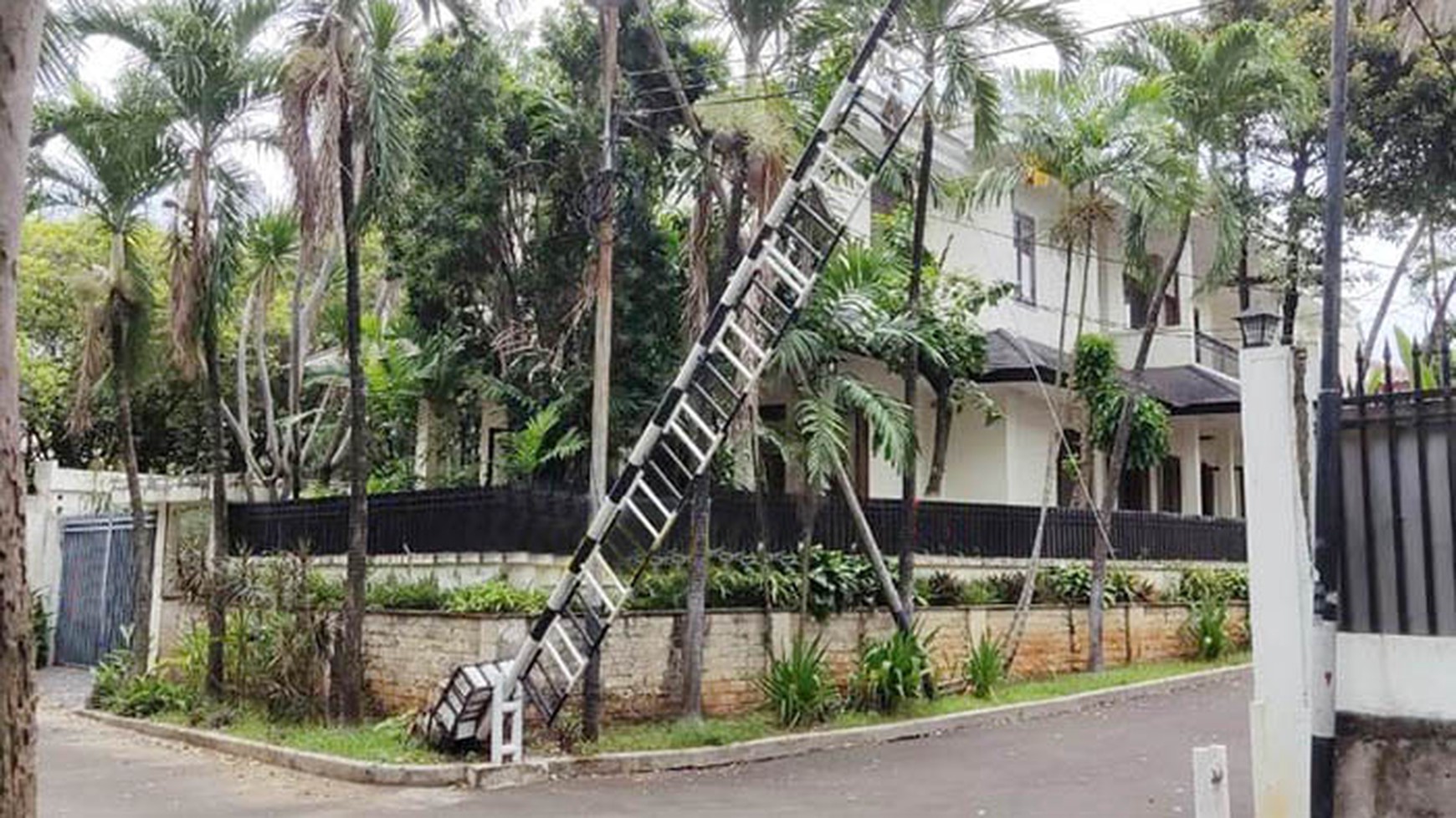 Rumah Hoek Patra Kuningan, Rasuna Said Luas 650m2