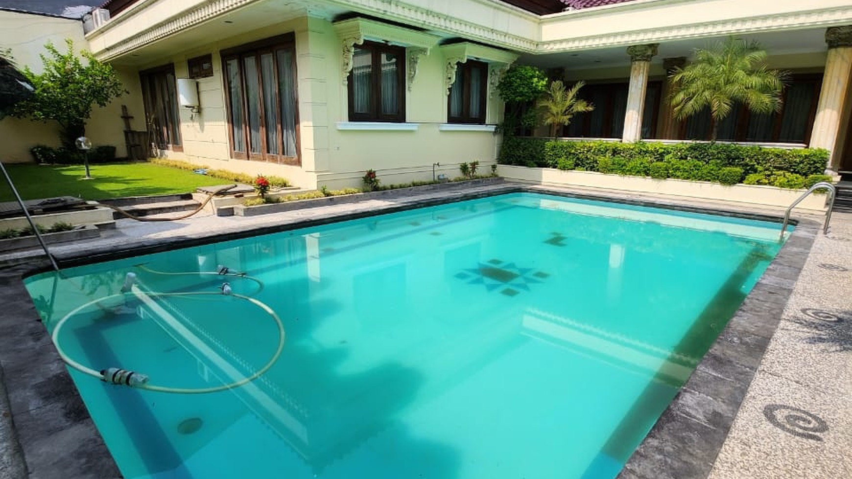 Dijual Rumah Mewah Raya Jemur Andayani Surabaya Selatan + PRIVATE Kolam Renang - Desain American Classic Mewah + Garasi Carport masuk 6 Mobil