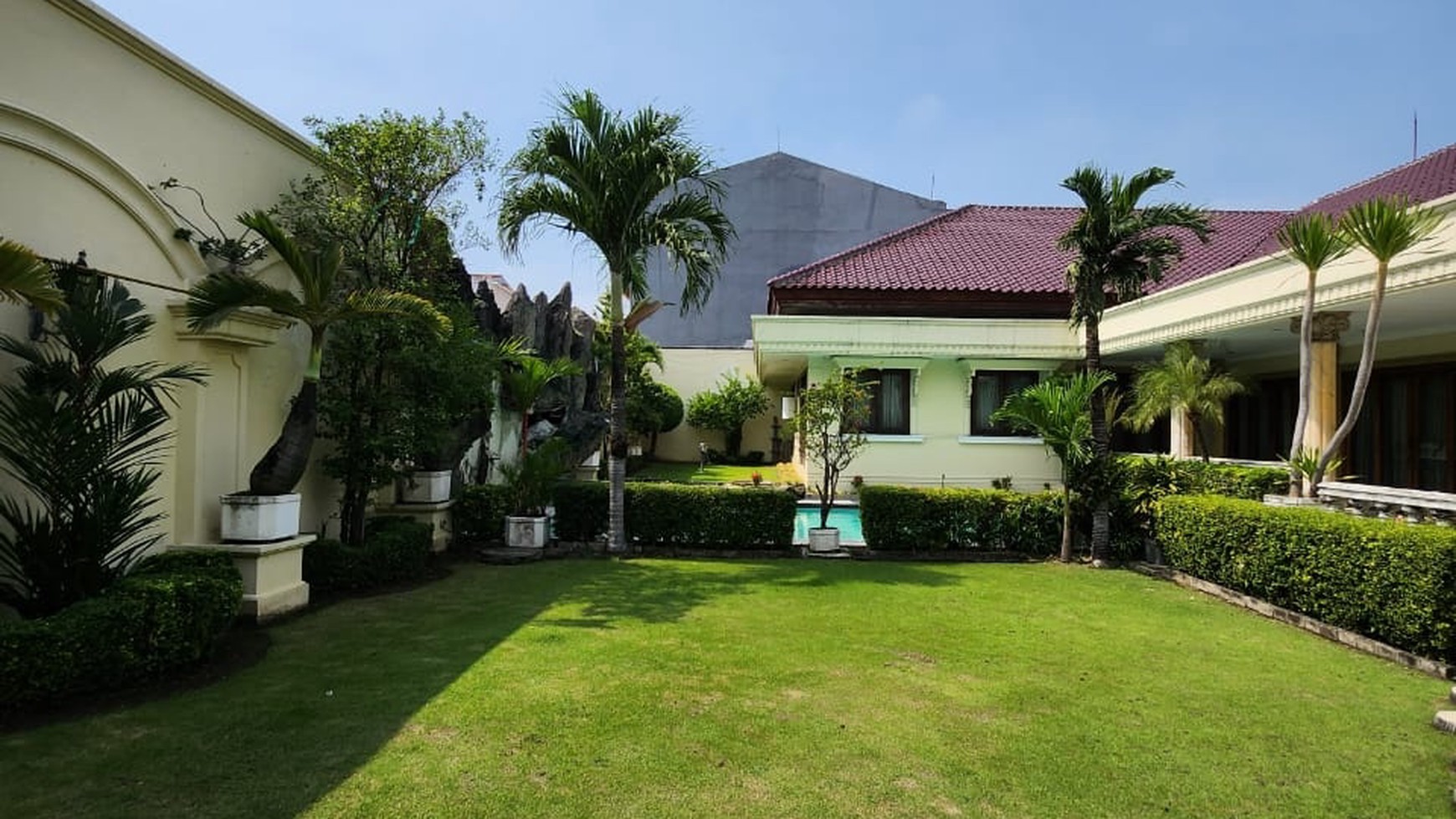 Dijual Rumah Mewah Raya Jemur Andayani Surabaya Selatan + PRIVATE Kolam Renang - Desain American Classic Mewah + Garasi Carport masuk 6 Mobil