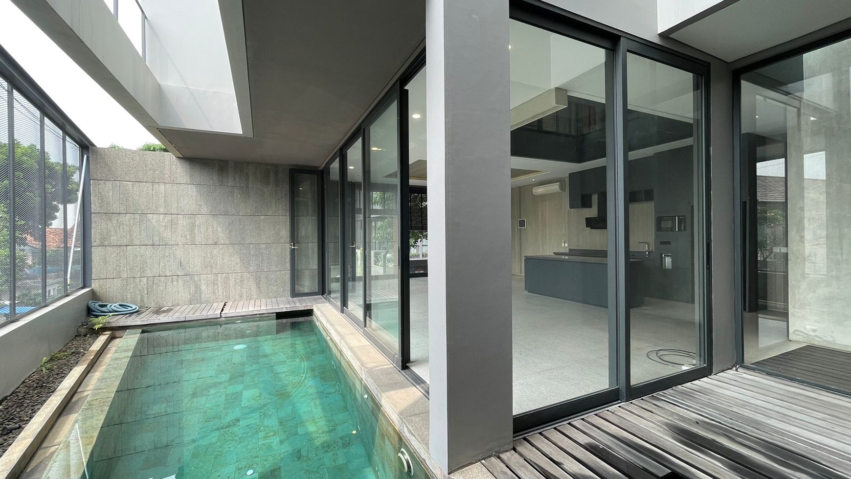 Rumah Modern Ada Swimpool Dan Rooftop Di Kemang Area Strategis