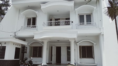 Disewa Rumah Strategis di Kemang