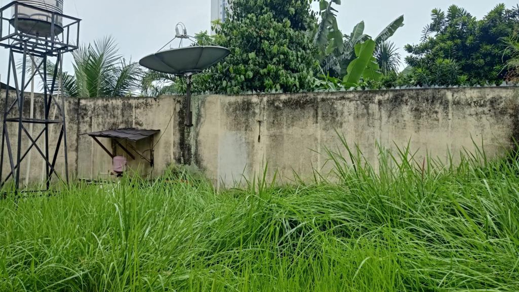 Rumah Lokasi Strategis dengan Halaman Luas @Sawah Lama, Ciputat