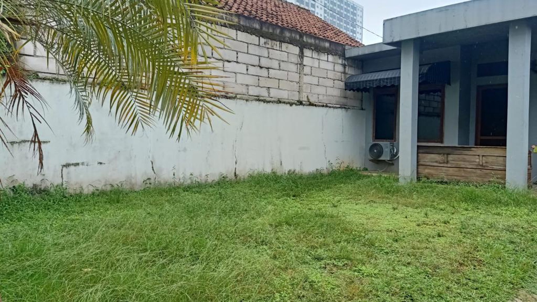 Rumah Lokasi Strategis dengan Halaman Luas @Sawah Lama, Ciputat