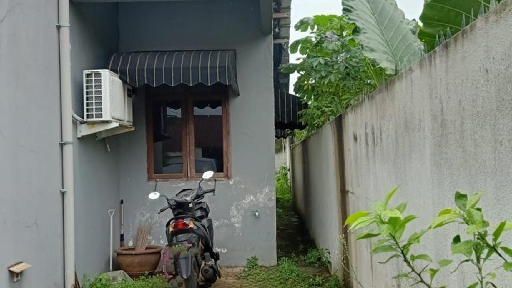 Rumah Lokasi Strategis dengan Halaman Luas @Sawah Lama, Ciputat