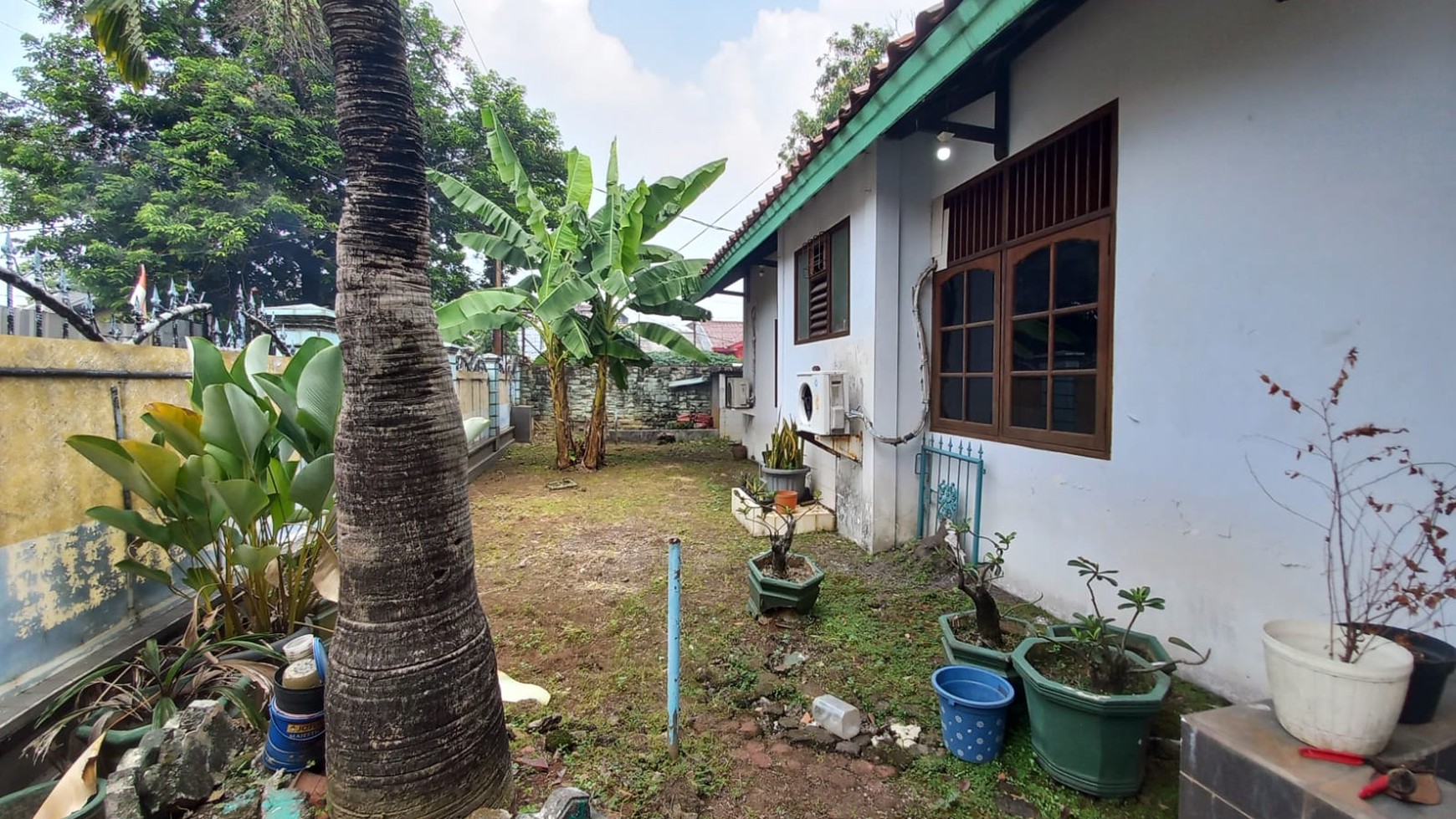 Rumah Dengan Halaman depan dan belakang Bekasi