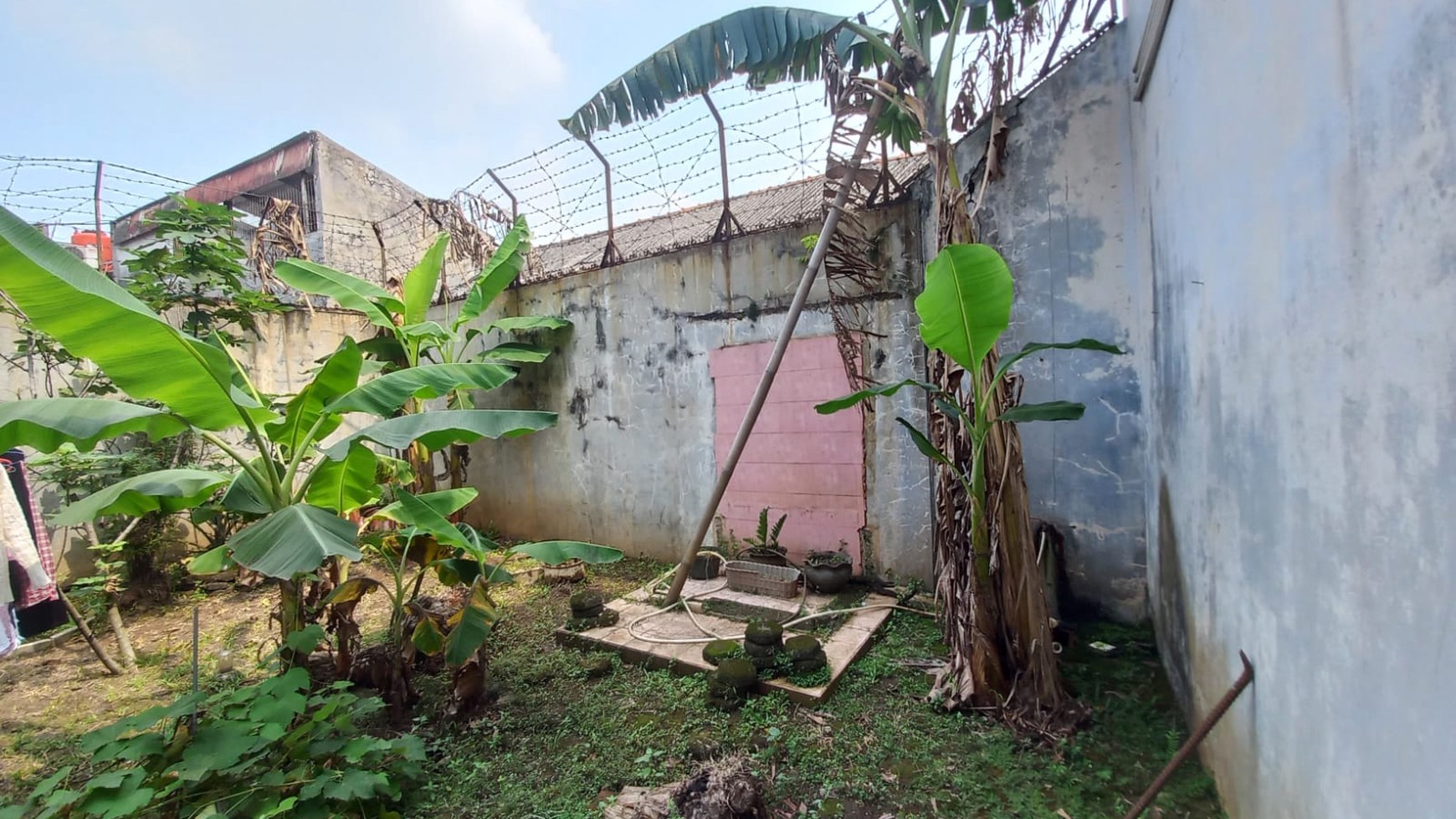 Rumah Dengan Halaman depan dan belakang Bekasi