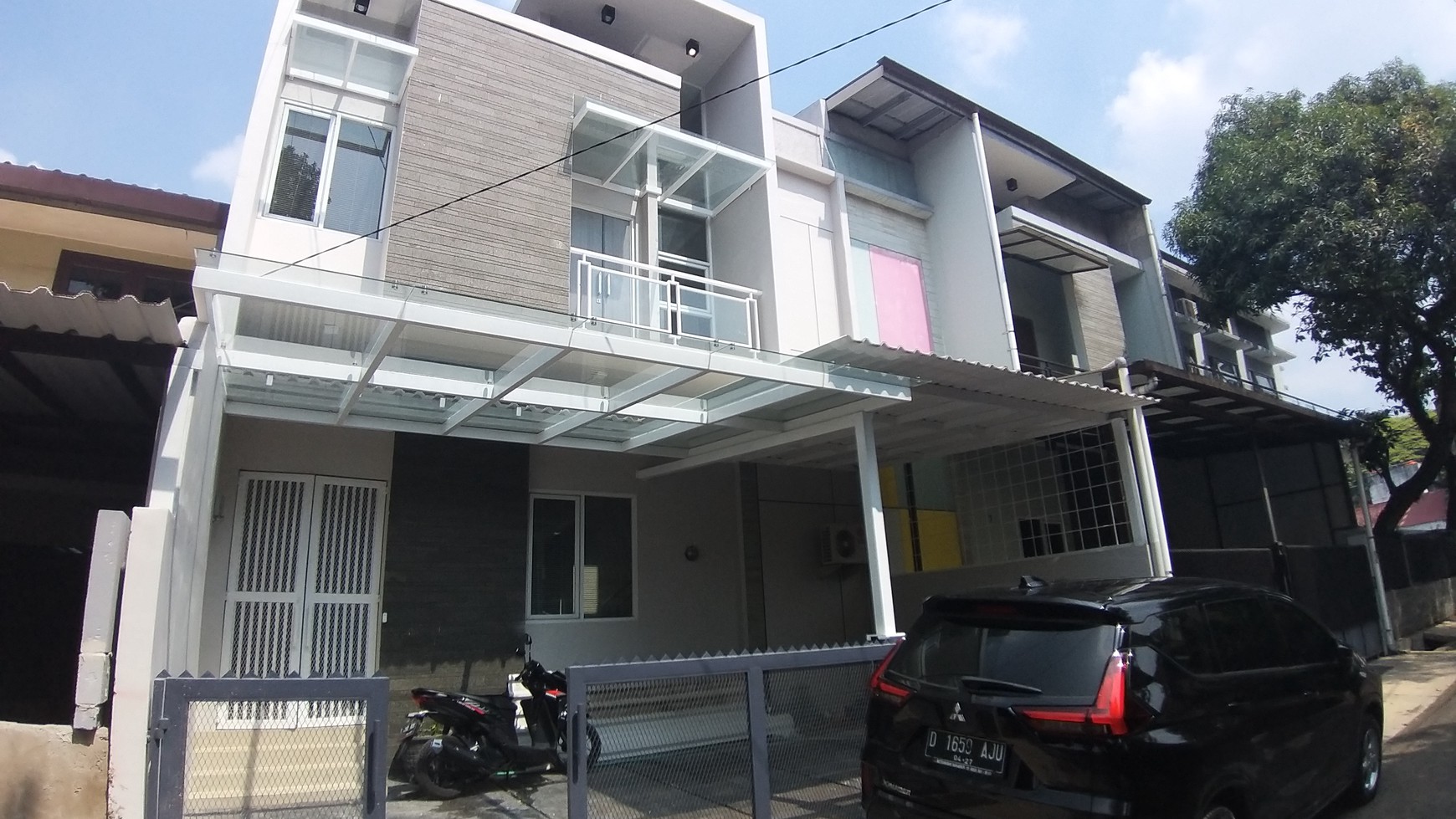 Rumah Baru 3 Lantai , Sayap Riau , dekat Gedung Sate