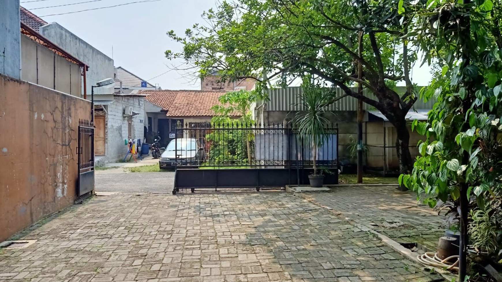 Dijual Ruang Usaha terdapat Lapangan Badminton dan Lokasi Strategis @Alam Cirendeu, Ciputat