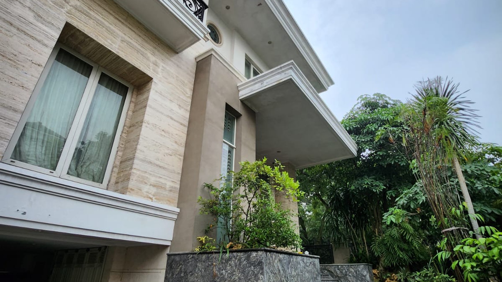 Dijual Rumah Graha Family 3 lantai dekat area Golf Full Furnished Surabaya barat