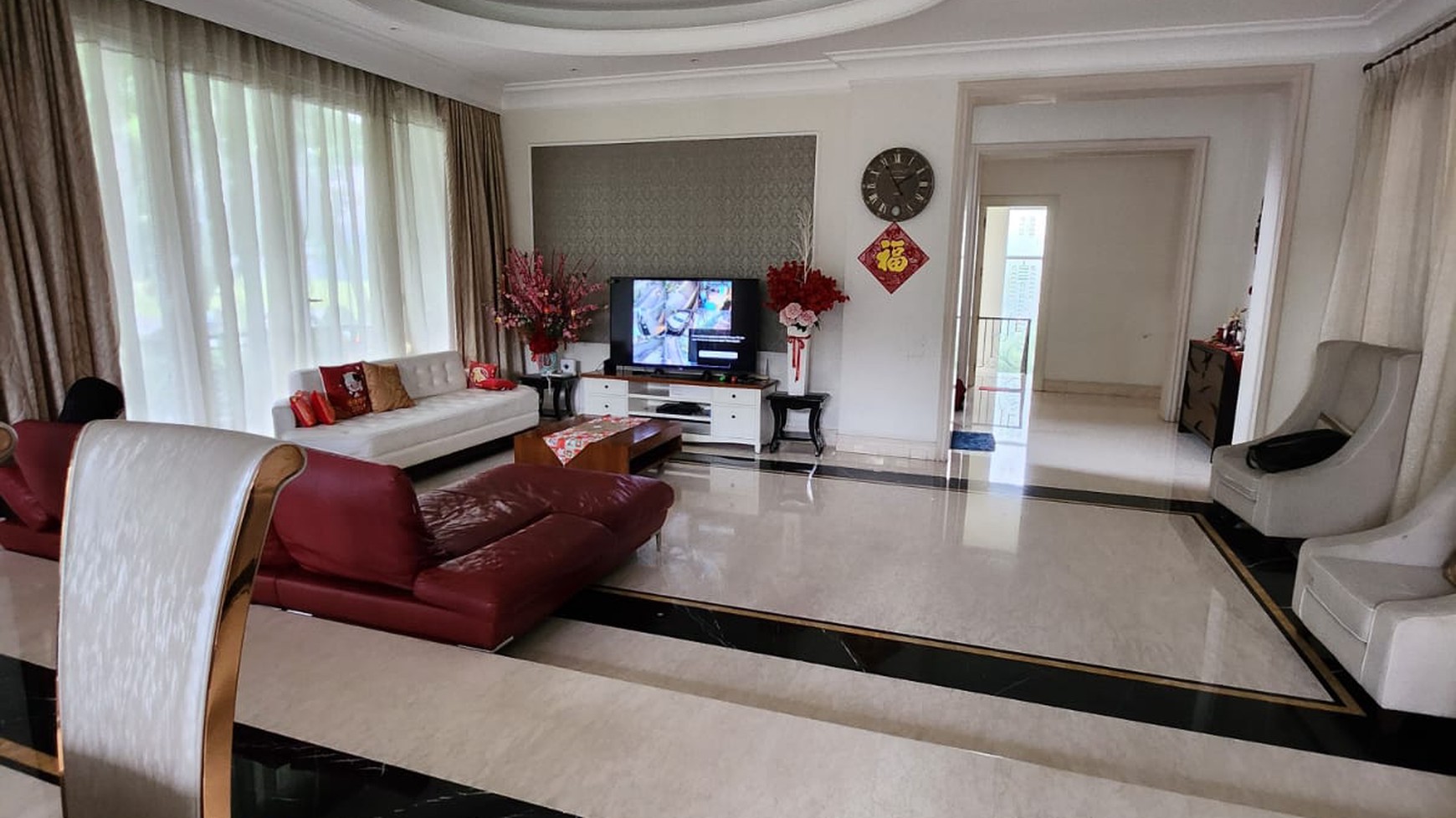 Dijual Rumah Graha Family 3 lantai dekat area Golf Full Furnished Surabaya barat