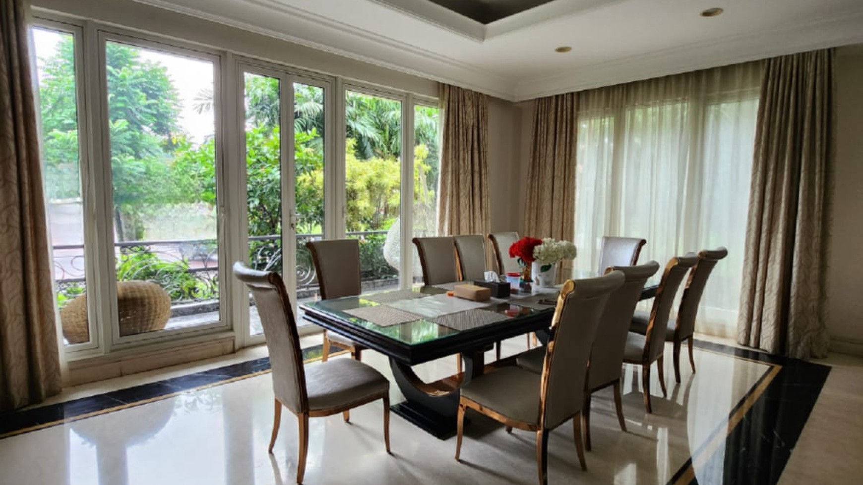 Dijual Rumah Graha Family 3 lantai dekat area Golf Full Furnished Surabaya barat