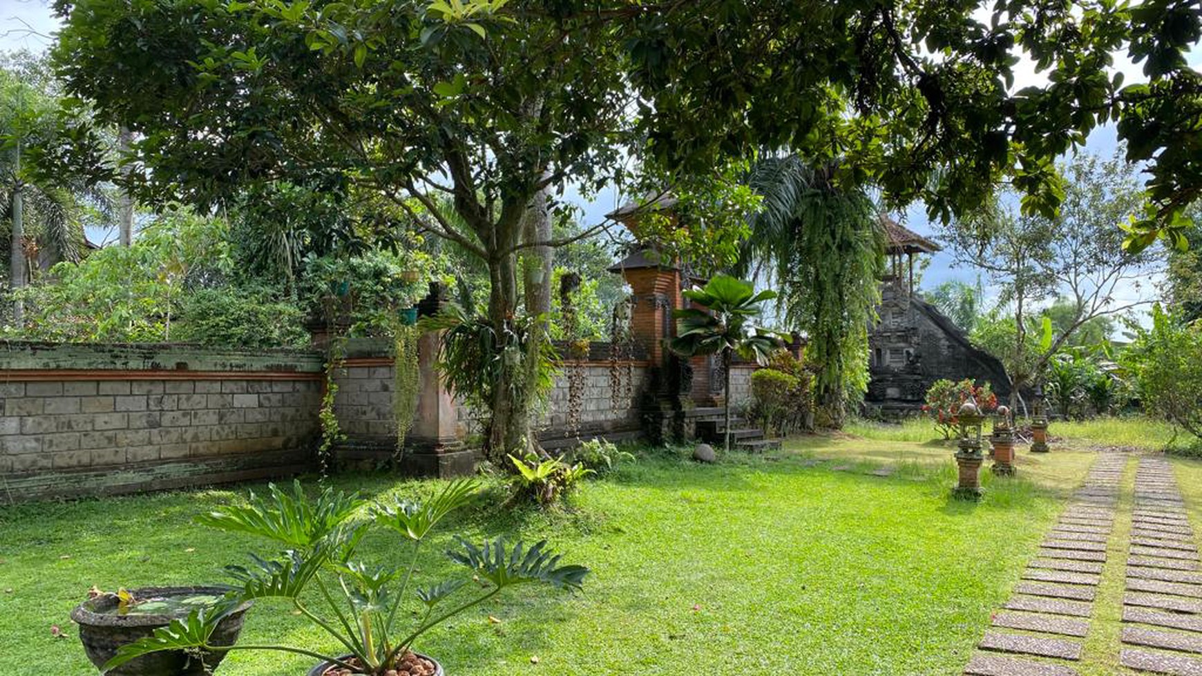 RUMAH/VILLA BALINESE STYLE DENGAN SWIMMING POOL DI BOGOR