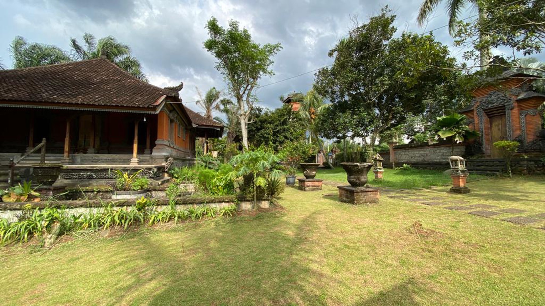 RUMAH/VILLA BALINESE STYLE DENGAN SWIMMING POOL DI BOGOR