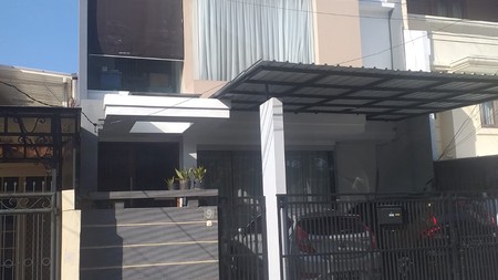 Dijual rumah 3 lantai di pondok indah