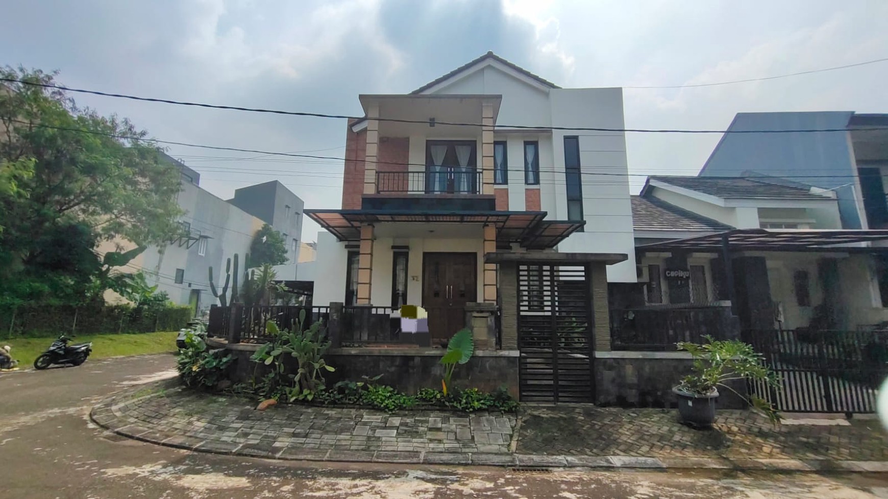 Rumah nusa loka di hoek, dekat Pasar Modern BSD