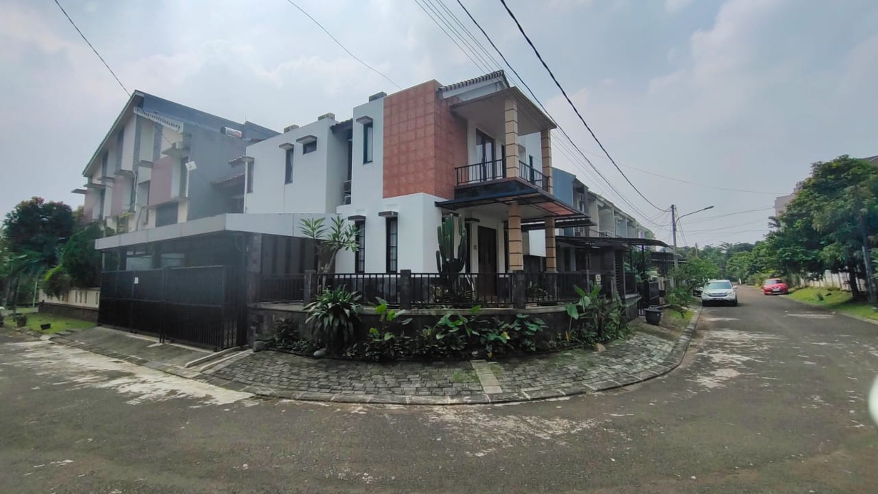 Rumah nusa loka di hoek, dekat Pasar Modern BSD