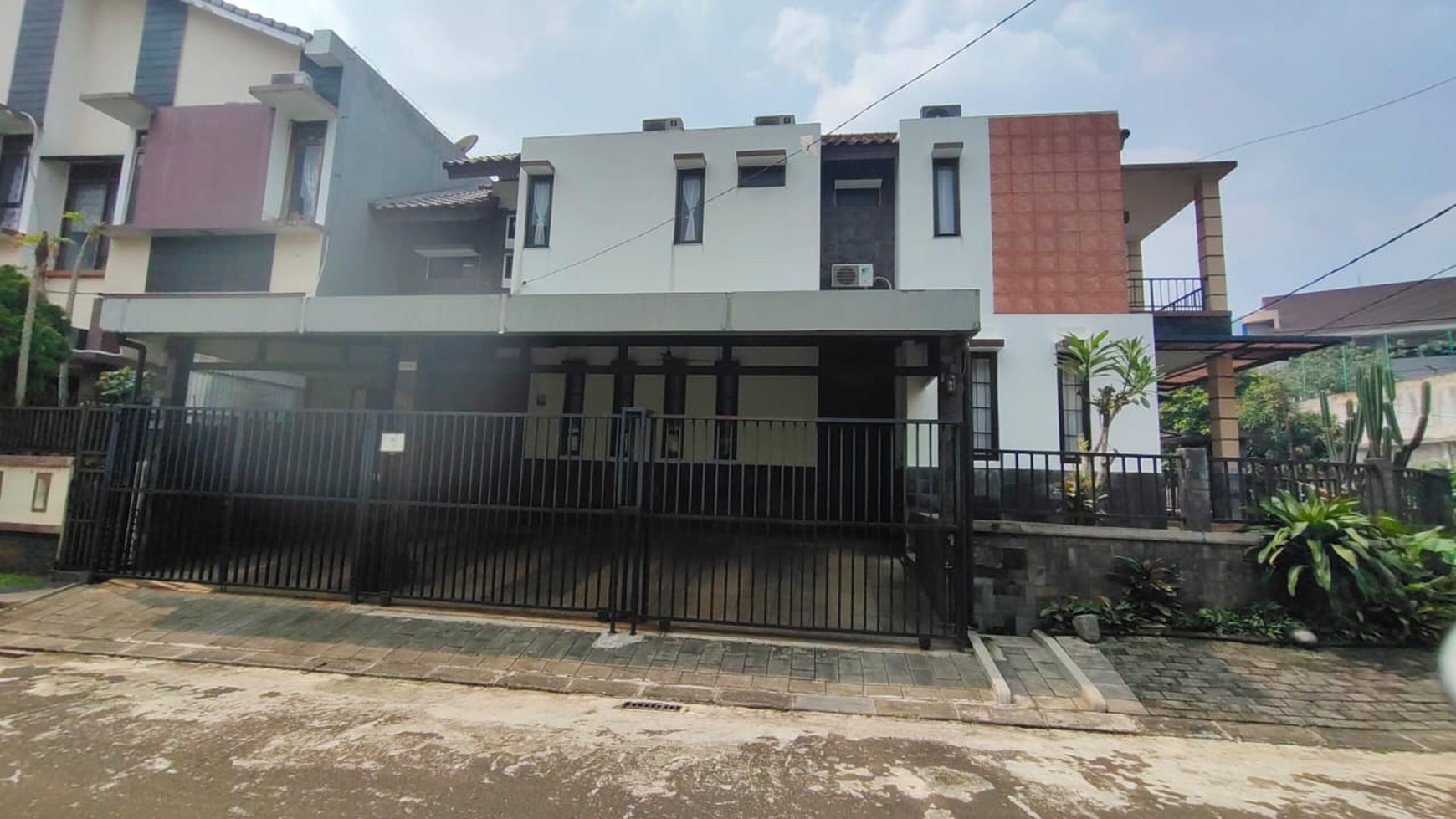 Rumah nusa loka di hoek, dekat Pasar Modern BSD