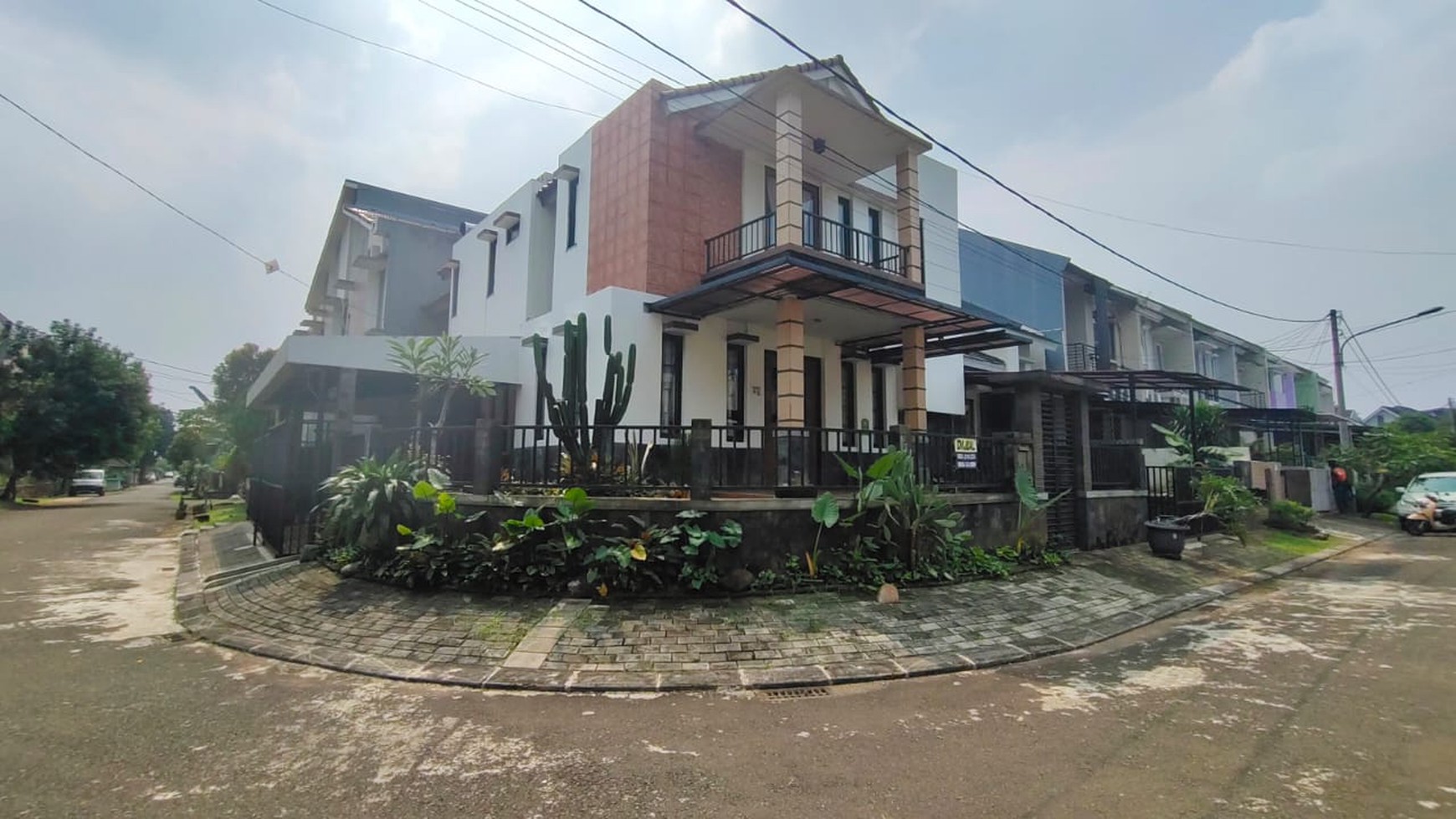 Rumah nusa loka di hoek, dekat Pasar Modern BSD