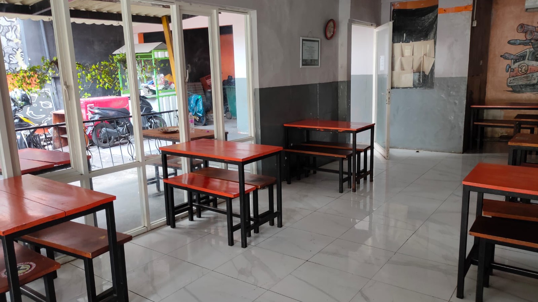 Disewakan Rumah Usaha Eks Resto Jalan Dukuh Kupang Surabaya + Parkiran Luas - Cocok buat Segala Usaha 