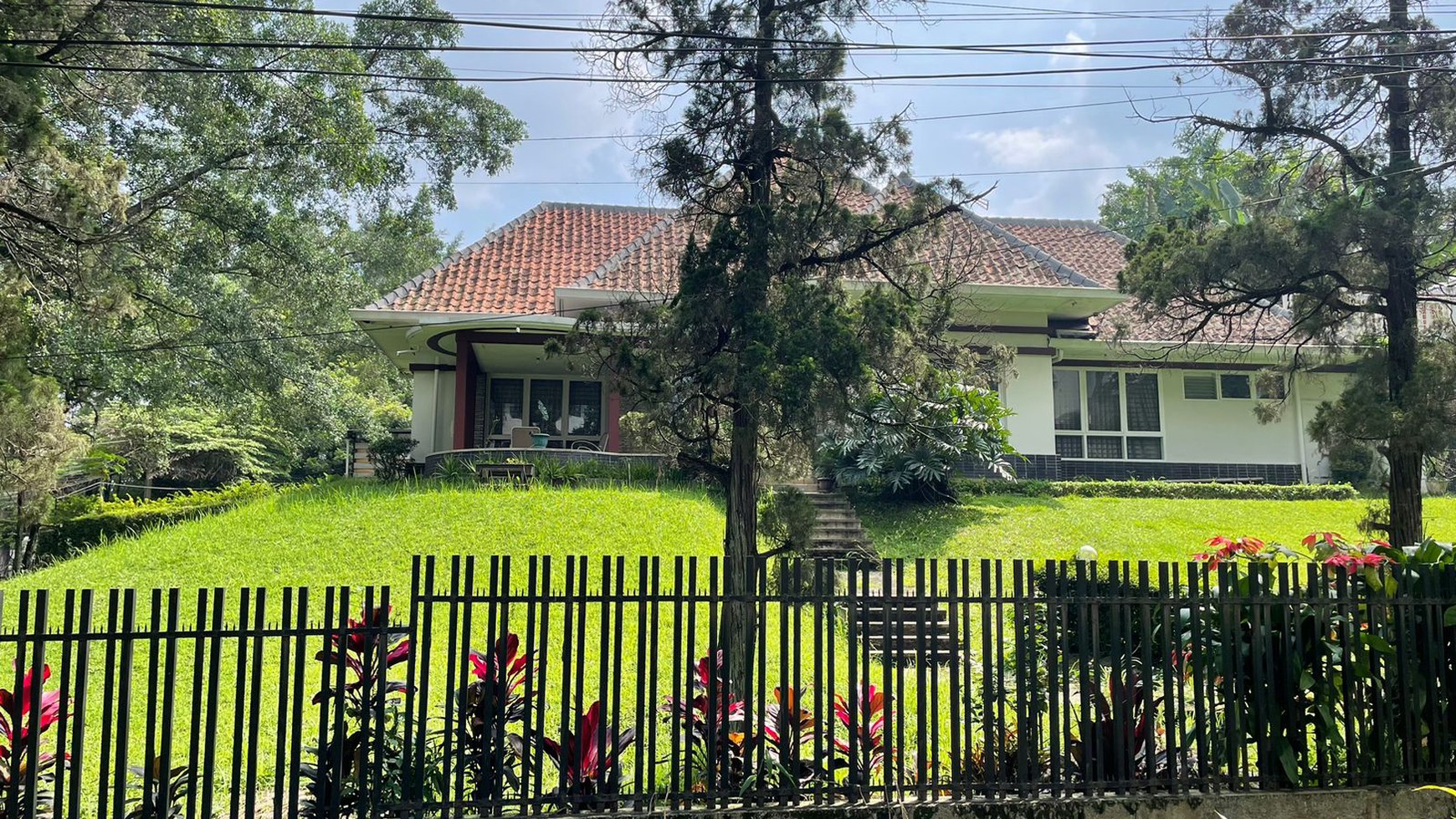 Rumah Classic Terawat di Mainroad Cipaganti, Bandung