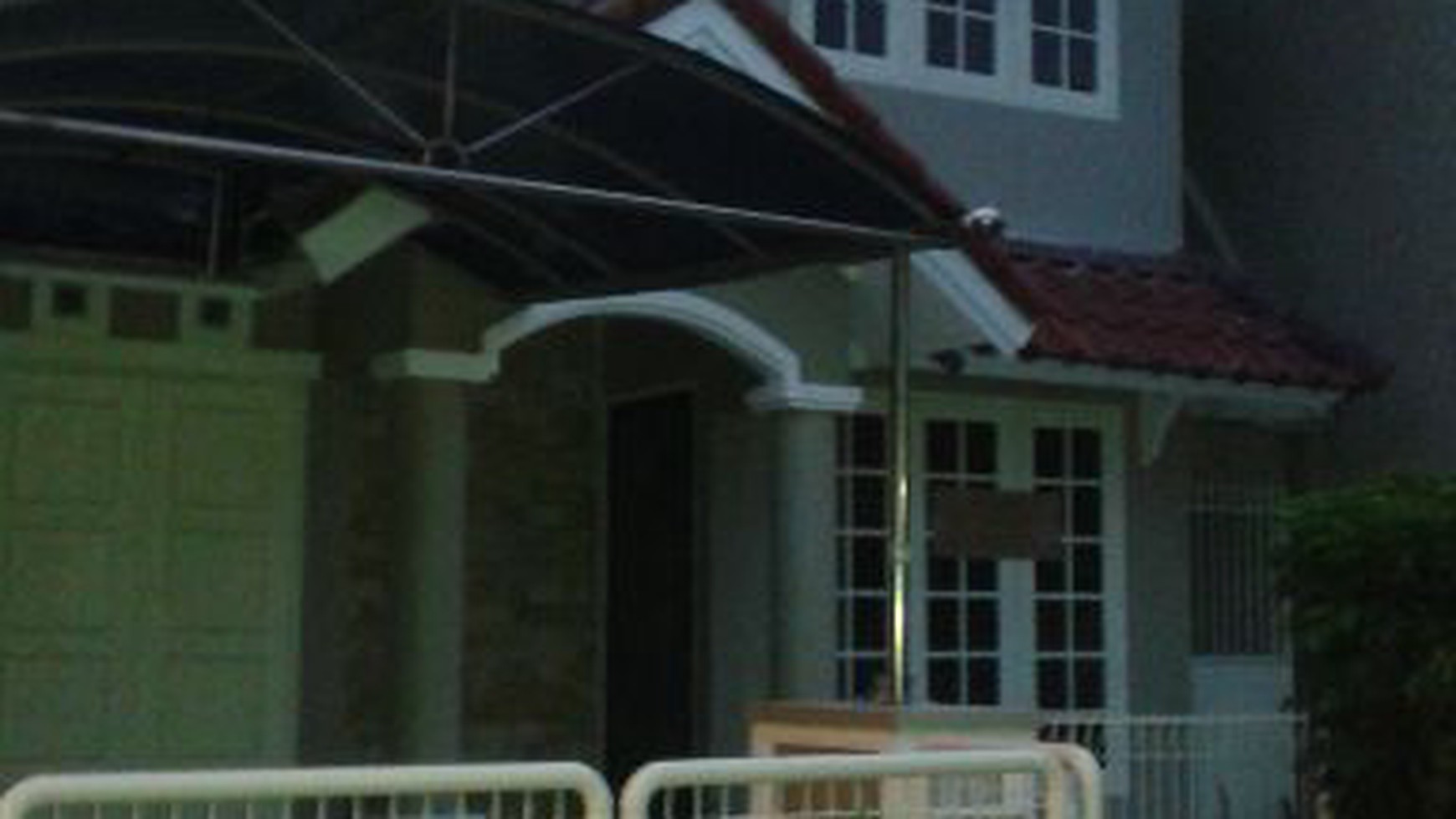 2 Man Rumah Pakuwon Indah Villa Valensia + Garasi Carport 2 mobil + SEMI Furnished Strategis dekat Pakuwon Mall, Supermall, PTC 