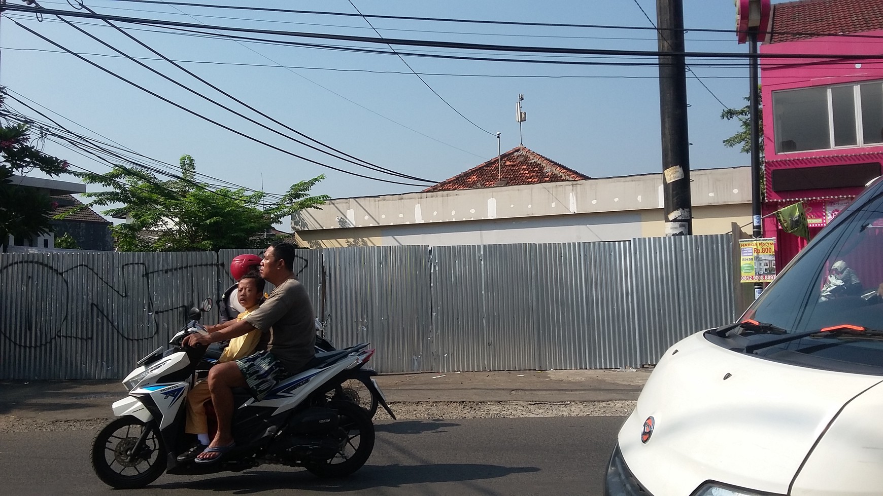 Ruang Usaha strategis,pinggir jalan di Cipadu Pondok Aren