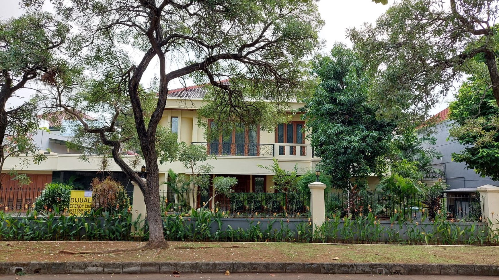 Rumah Asri Ancol Timur Ada Kolam Renang