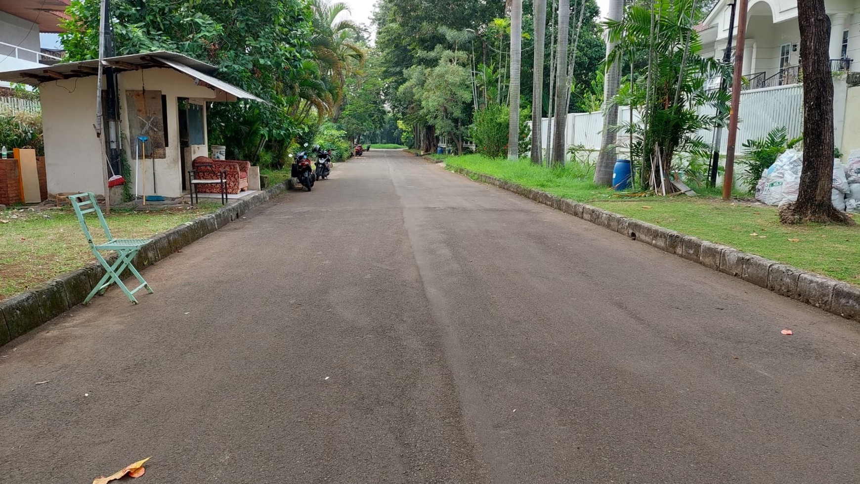 Rumah Asri Ancol Timur Ada Kolam Renang