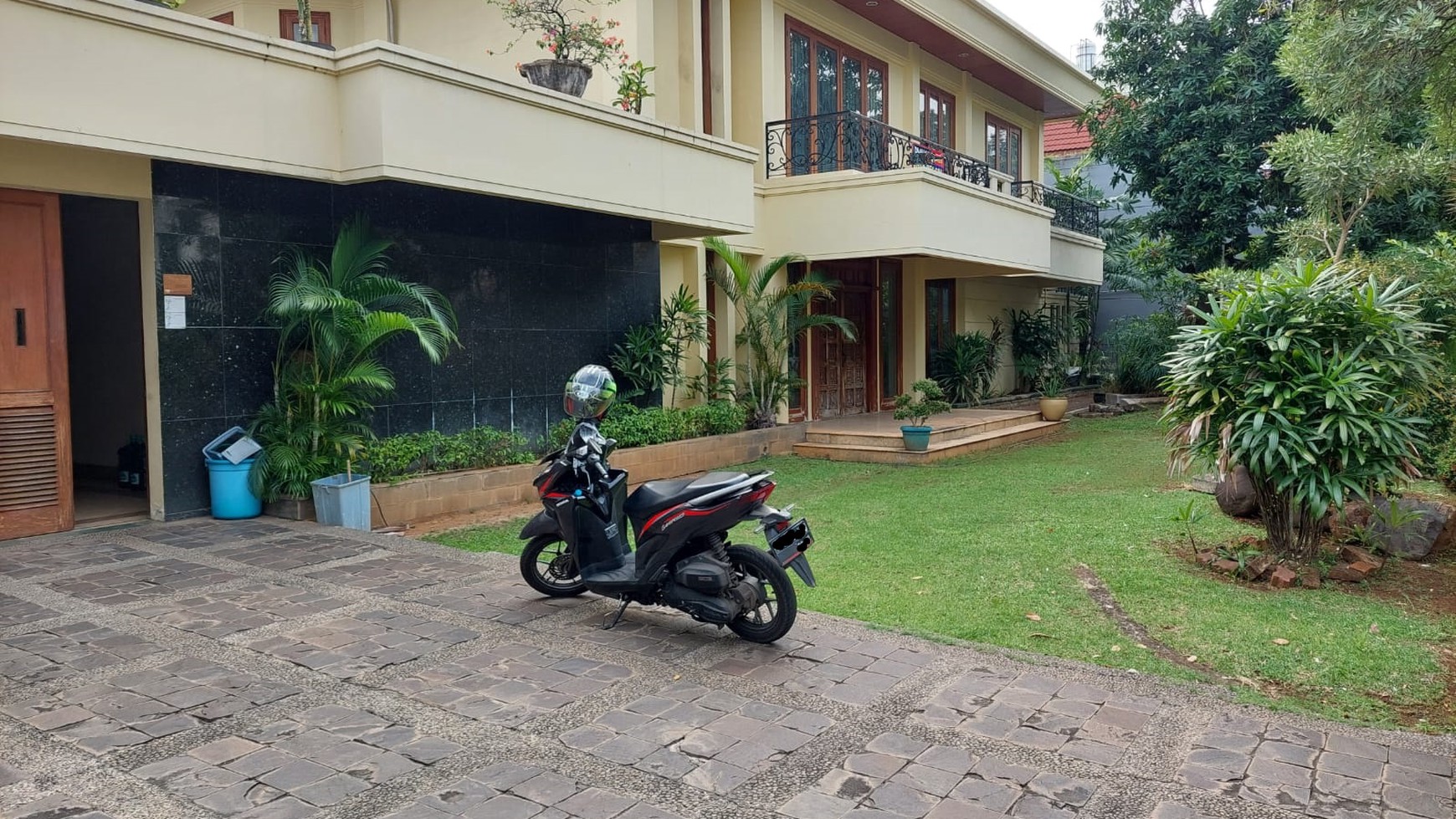 Rumah Asri Ancol Timur Ada Kolam Renang