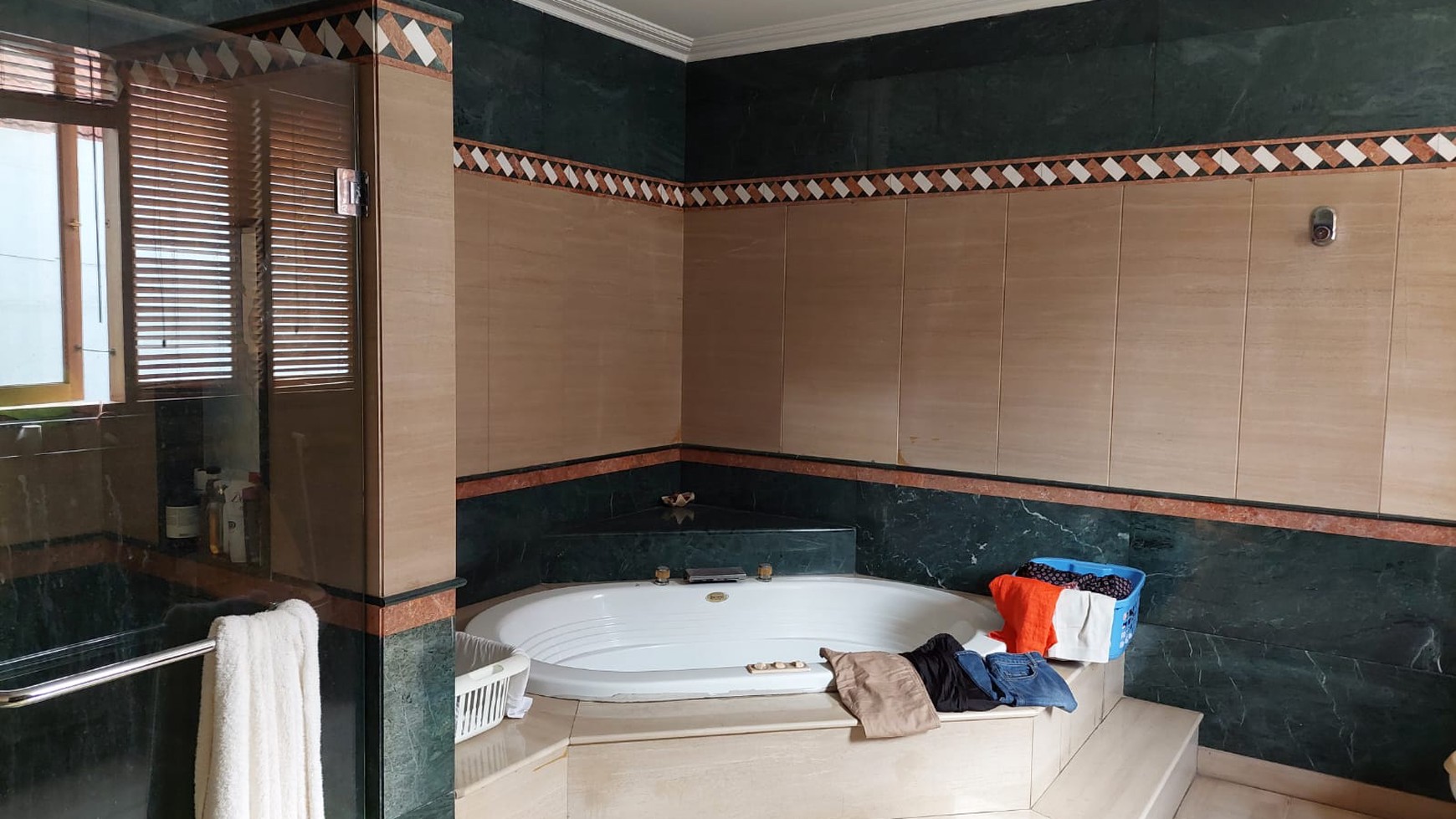 Rumah Asri Ancol Timur Ada Kolam Renang