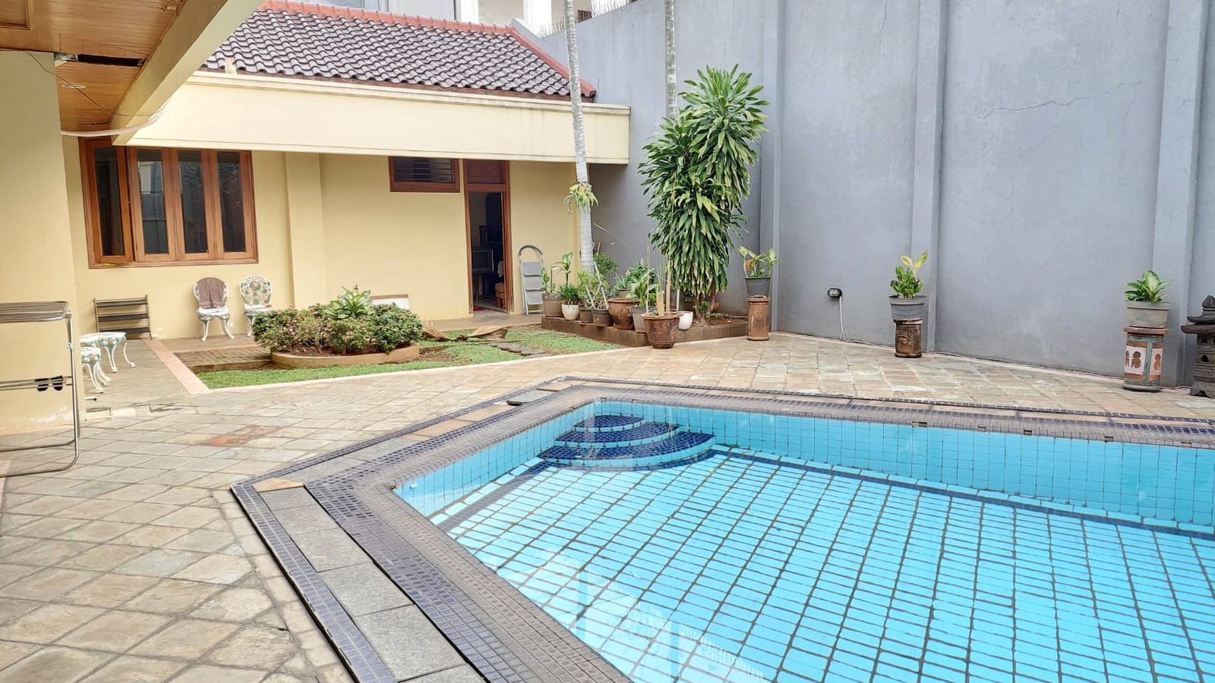 Rumah Asri Ancol Timur Ada Kolam Renang