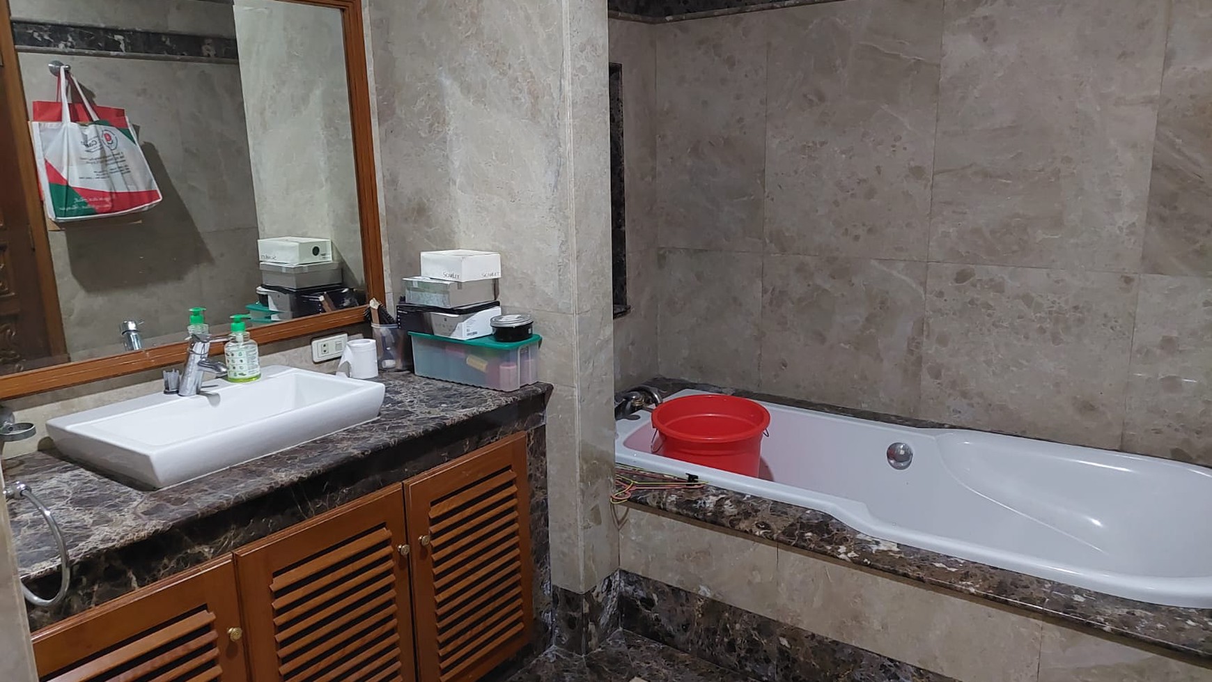 Rumah Asri Ancol Timur Ada Kolam Renang