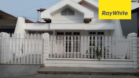 Rumah di Dharmahusada Indah Utara, Surabaya 