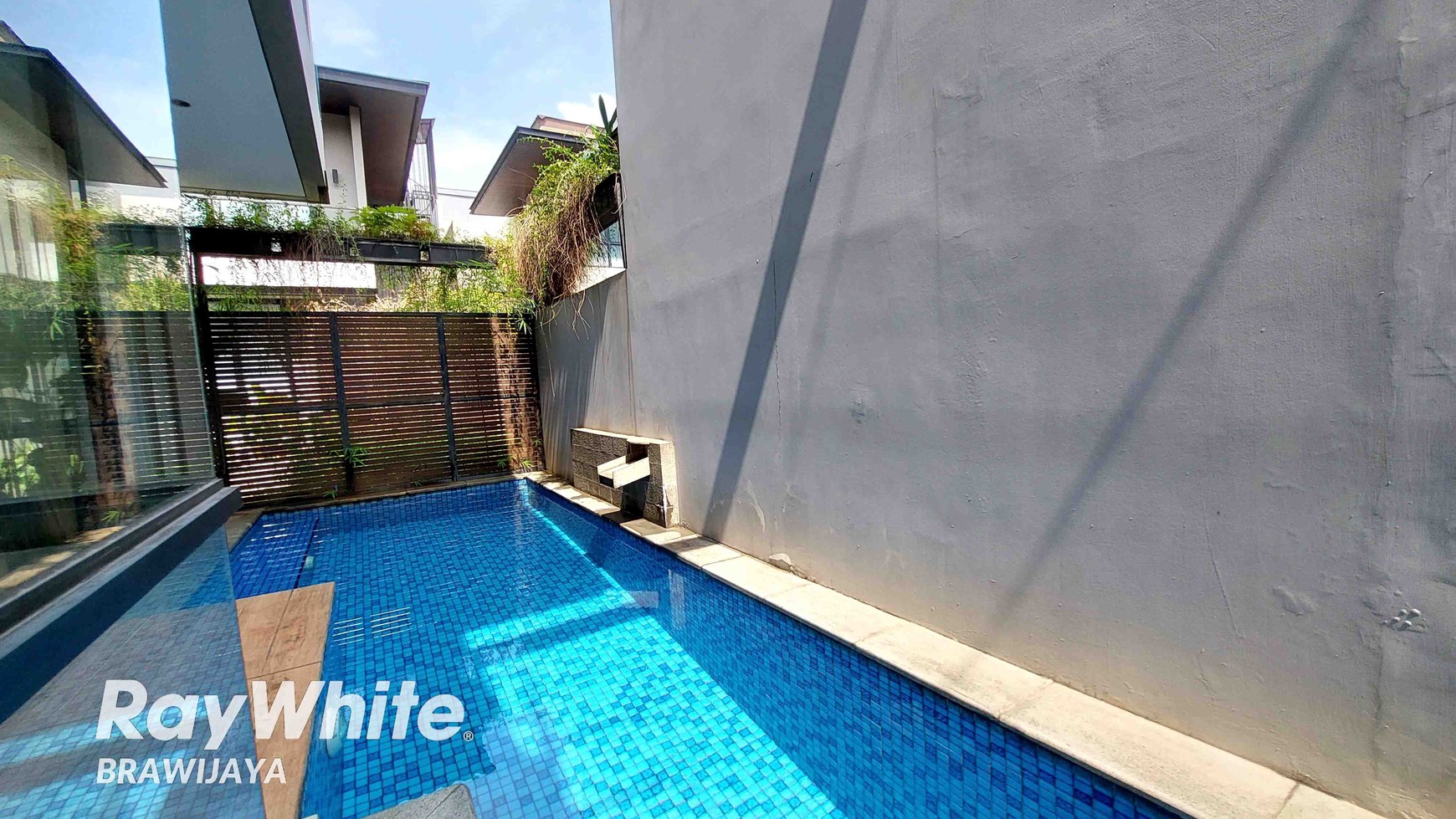 TOWNHOUSE DI CIPETE, DALAM CLUSTER, FURNISHED, PRIVATE POOL, 3 BR