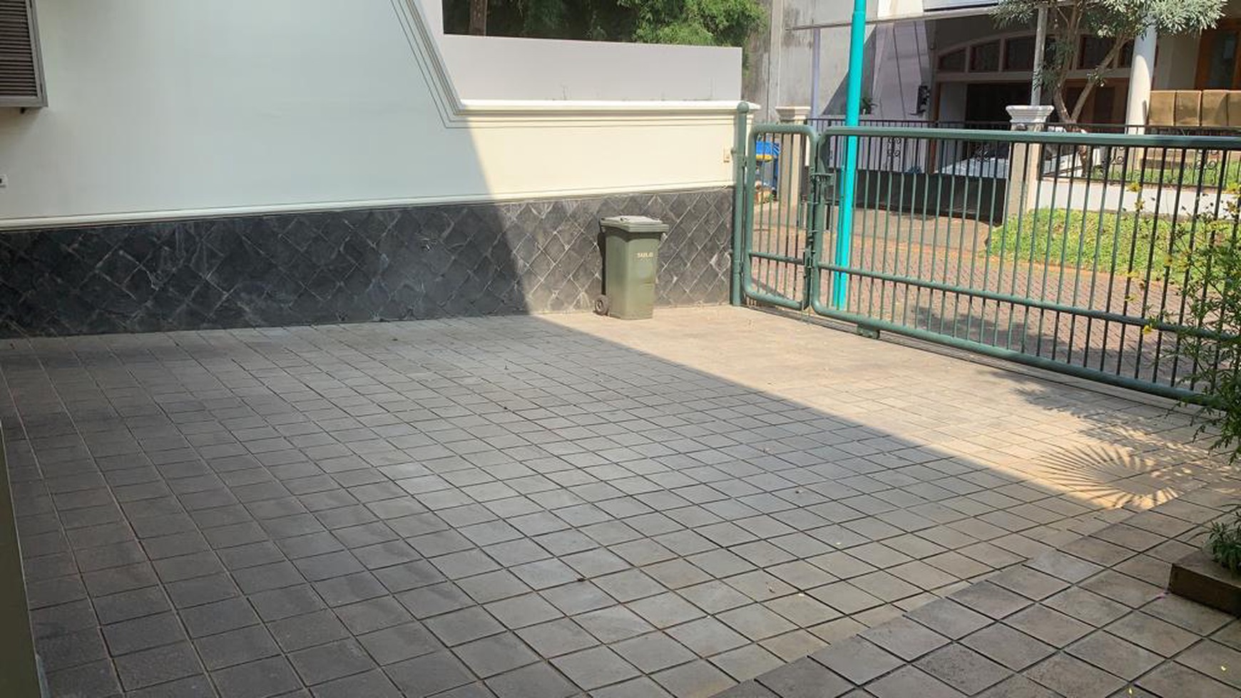 DIJUAL RUMAH DALAM KOMPLEK DI Jl KEMANG SELATAN