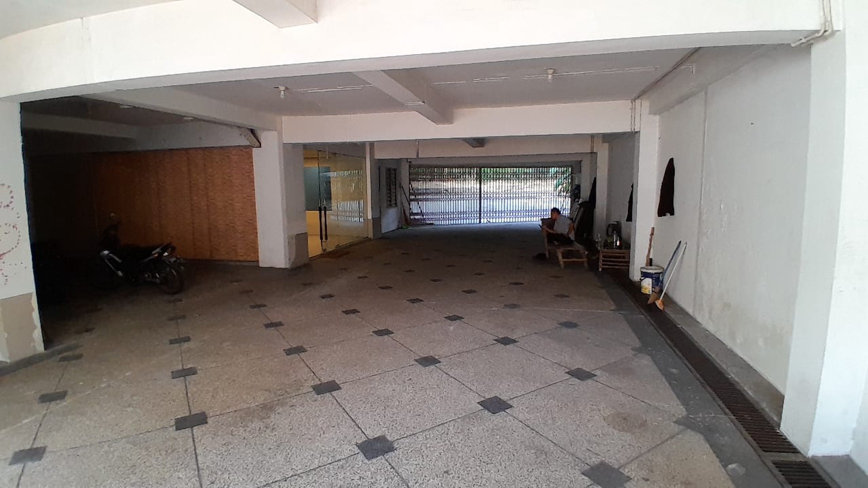 Gedung Jalan HR Muhammad - 4 lantai + Lift + Parkiran BASEMENT 20 mobil - Strategis Nol Jalan Komersial area cocok buat Segala Usaha 